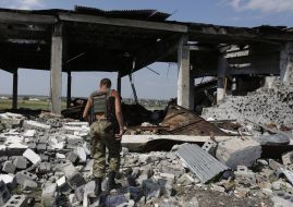 Украинский военнослужащий в разрушенном здании