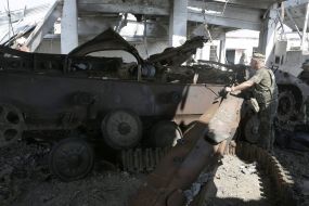 Украинский военнослужащий в разрушенном здании