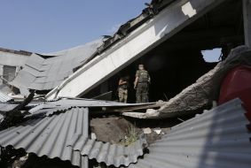 Украинский военнослужащий в разрушенном здании