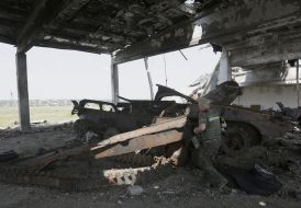 Украинский военнослужащий в разрушенном здании
