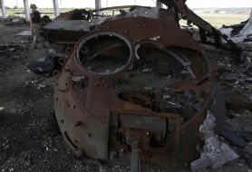 Украинский военнослужащий в разрушенном здании