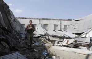 Украинский военнослужащий в разрушенном здании