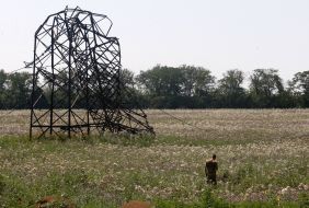 Электроопора, разрушенная в результате обстрела