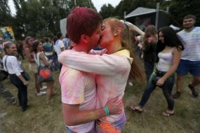 Участники фестиваля красок Холи