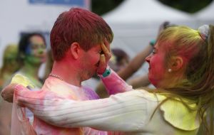 Участники фестиваля красок Холи