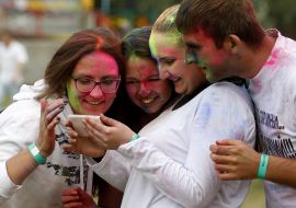 Участники фестиваля красок Холи