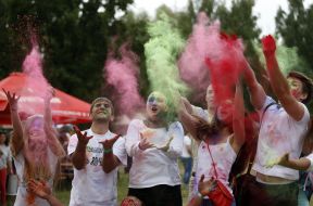 Участники фестиваля красок Холи