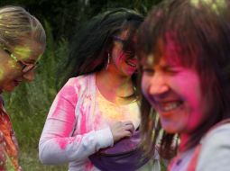 Участники фестиваля красок Холи