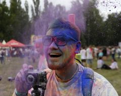 Участник фестиваля красок Холи