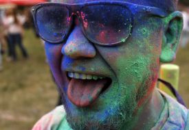 Участник фестиваля красок Холи