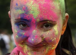 Участница фестиваля красок Холи