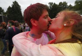 Участники фестиваля красок Холи