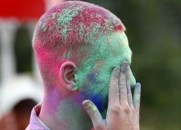 Участник фестиваля красок Холи