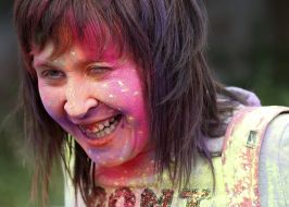 Участница фестиваля красок Холи