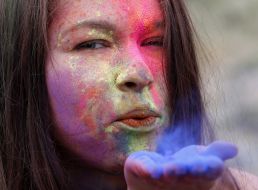 Участница фестиваля красок Холи