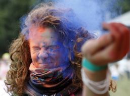 Участница фестиваля красок Холи