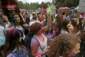 Участники фестиваля красок Холи