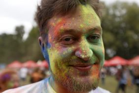 Участник фестиваля красок Холи