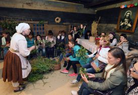 Master-class weaving of Kupala wreaths
