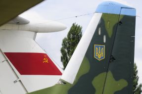 Рисунок флага РСФСР и герба Украины на самолетах 