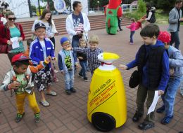 Дети играют с роботом