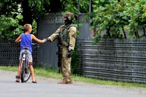 The soldier shaking hands with boy