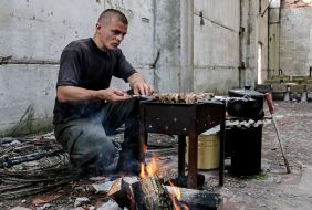 The soldier fries barbecue