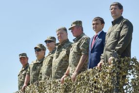 Petro Poroshenko on military training ground