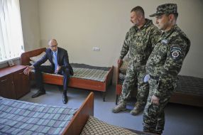 Арсеній Яценюк відвідав місце дислокації спецполку МВС "Дніпро-1"