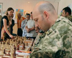 Мария Музычук во время игры в шахматы с участниками АТО
