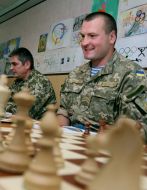 Военнослужащий во время игры в шахматы