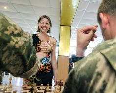 Мария Музычук во время игры в шахматы с участниками АТО