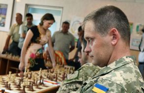 Военнослужащий во время игры в шахматы