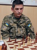 Военнослужащий во время игры в шахматы