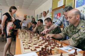 Мария Музычук во время игры в шахматы с участниками АТО
