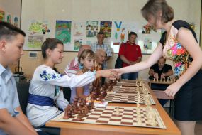 Мария Музычук играет в шахматы с детьми участников АТО