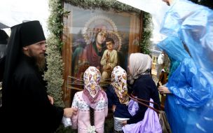 Верующие возле чудотворной иконы Божией Матери 