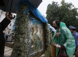 Верующий возле чудотворной иконы Божией Матери