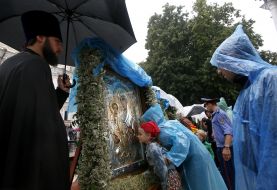 Верующие возле чудотворной иконы Божией Матери