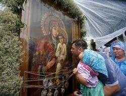 Верующие возле чудотворной иконы Божией Матери