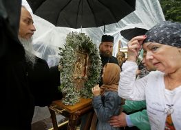 Верующие возле чудотворной иконы Божией Матери