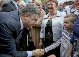 Petr Poroshenko speaks with residents of Lviv