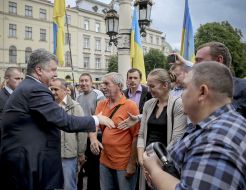 Petr Poroshenko speaks with residents of Lviv