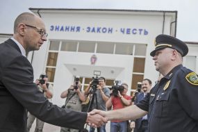 Arseniy Yatsenyuk with policemen
