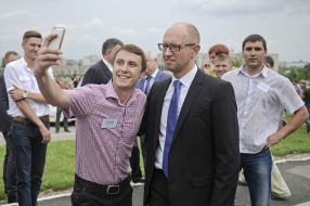 Arseniy Yatsenyuk with policemen