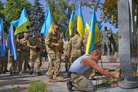 Десантник запалює свічку