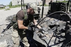 Военнослужащий держит минометную мину