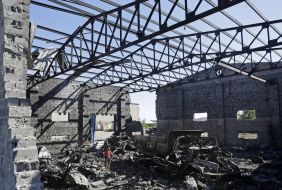 Мальчик рассматривает сгоревший склад боеприпасов