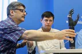 Control training bionic brush