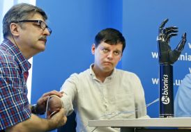 Control training bionic brush